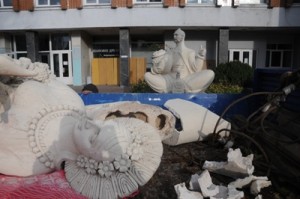 Символічно: у Черкасах після Покрови і Дня козацтва зруйнували пам’ятник Українському жіноцтву і руйнують пам’ятник з  козаком  Мамаєм