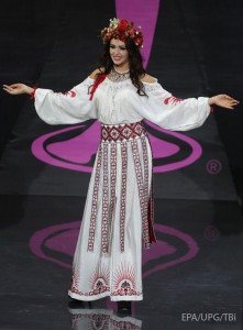 На сцену міжнародного шоу-дефіле українка вийшла у вишиванці й прикрасах вартістю 55 тисяч гривень