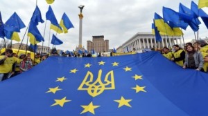 У Києві десятки тисяч людей рушили колонами від парку Шевченка до Європейської площі: українці кажуть “ТАК!” Євросоюзу