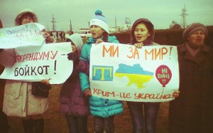 У майже тисячі населених пунктів Криму жінки створили “живі ланцюжки” на підтримку єдиної України