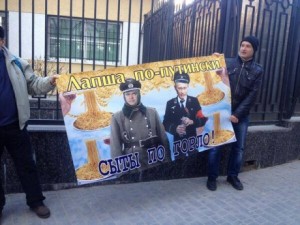 Протестувальники проти російської пропаганди закидали Генконсульство РФ в Одесі лапшею