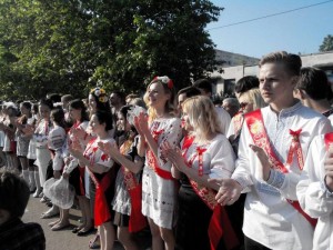 Випускники гімназії в Севастополі на свято “останнього дзвоника” прийшли в українських вишиванках