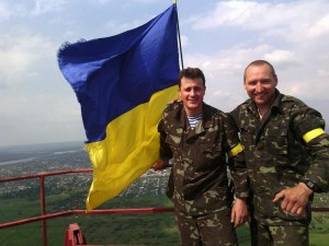 Український прапор на найвищій точці Слов’янська десантник і гвардієць підняли під салют з міномета і кулемета