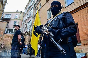 Чорномундирні солдати батальйону “Азов” у бій за Україну йдуть під прапором з написом “Воля або смерть!”