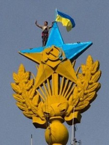 Руферу, який зробив зірку у центрі Москви синьо-жовтою, 10 тисяч доларів передав… вдячний росіянин