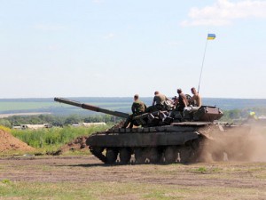 Влучний постріл українського танка знищив завод, який виготовляв сепаратистам боєприпаси