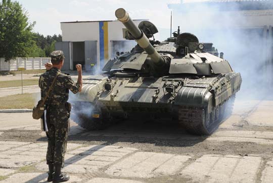 Харківський завод відвантажив партію новеньких танків “Булат” для Нацгвардії у зоні АТО