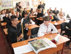 У День знань у Козацькому ліцеї Черкас учні з рук у руки передавали приціл гвинтівки загиблого “айдарівця”