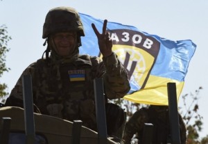 Бійці полку “Азов” встановили синьо-жовтий прапор під носом у “сепарів”. Ті бояться його зняти, бо хочуть жити…