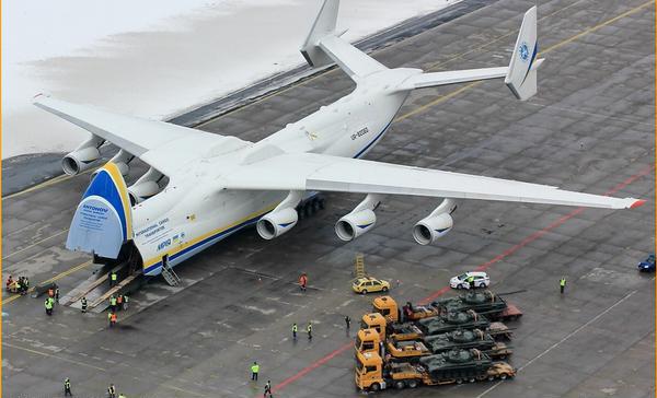 Український надпотужний літак у Празі завантажують чеськими танками