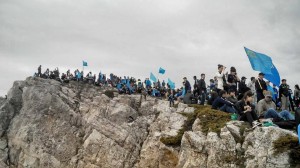 Плюнувши на думку окупантів, тисячі кримських татар зібралися на скелях гори Чатир-Даг вшанувати жертв депортації