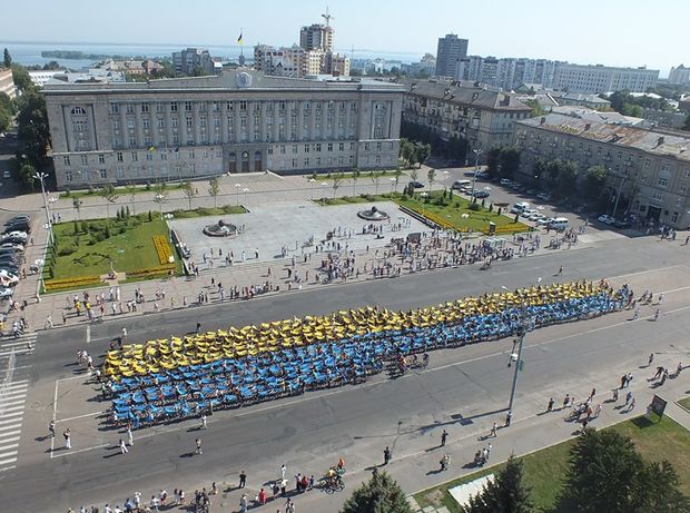 У Черкасах велосипедисти створили рекордно великий “рухомий” прапор України
