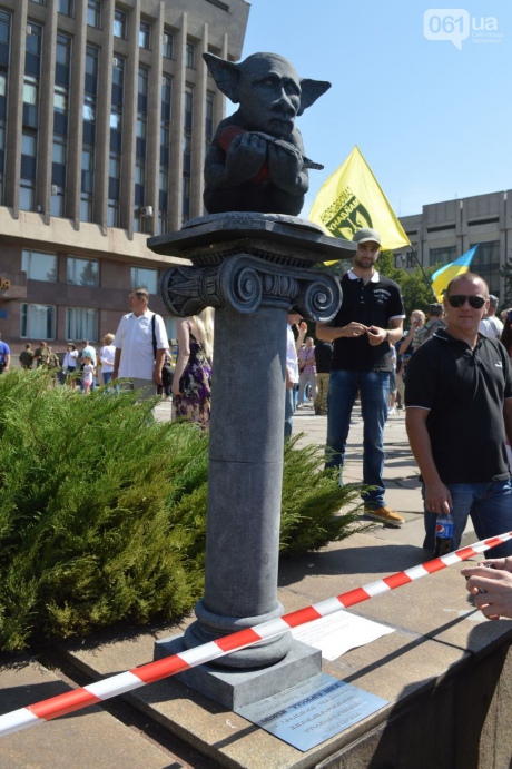 У Запоріжжі відкрили пам’ятник-насмішку, присвячений “руському міру” і “убієнному снєгірю”