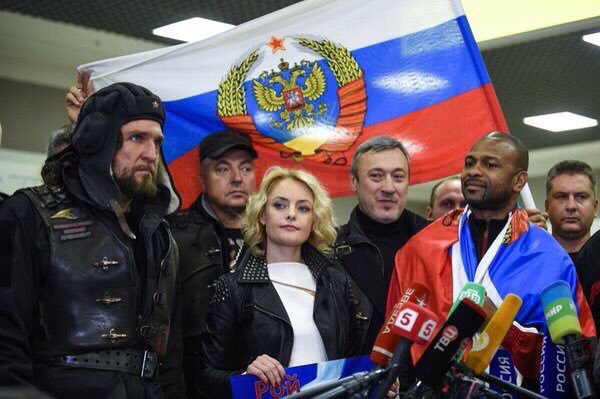 Вибрики “особистого байкера Путіна” з триколором із гібридом російсько-радянського герба обурили навіть Госдуму РФ