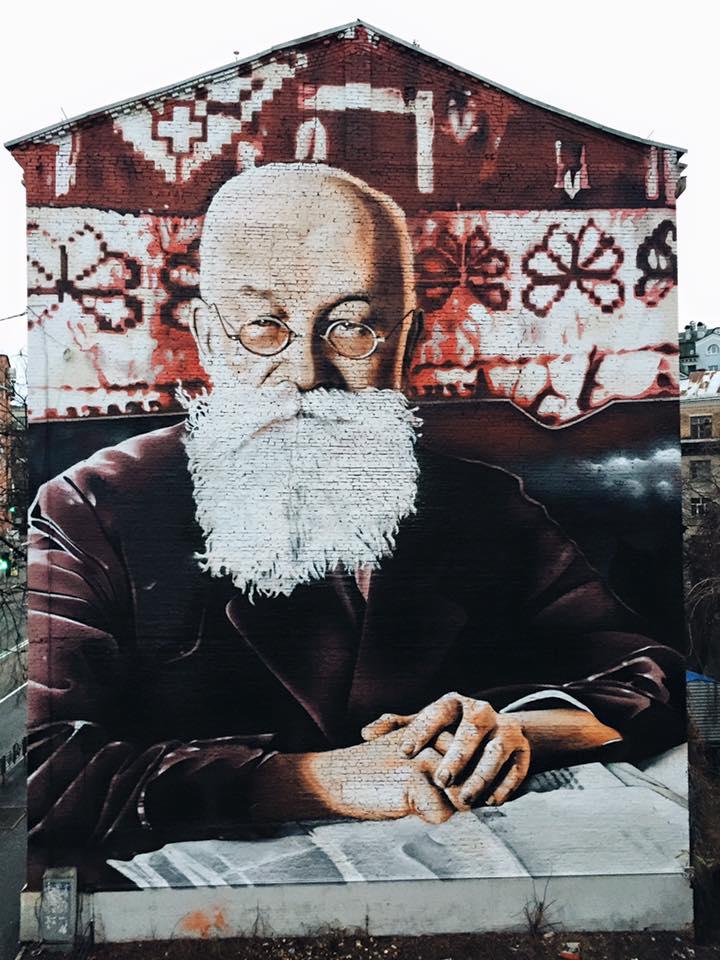Стіну будинку в Києві прикрасив величезний потрет очільника УНР – Михайла Грушевського