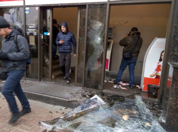 У Києві на Хрещатику розгромили відділення російського “Альфа-банку”