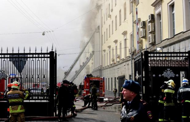 У центрі Москви в будівлі Міноборони РФ – пожежа, з будинку евакуювали 47 осіб