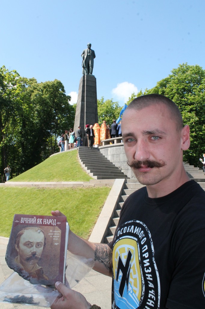 Боєць “Азову” подарував музею Шевченка в Каневі обгорілу книгу про Кобзаря, знайдену у зруйнованій школі звільненого Широкіного