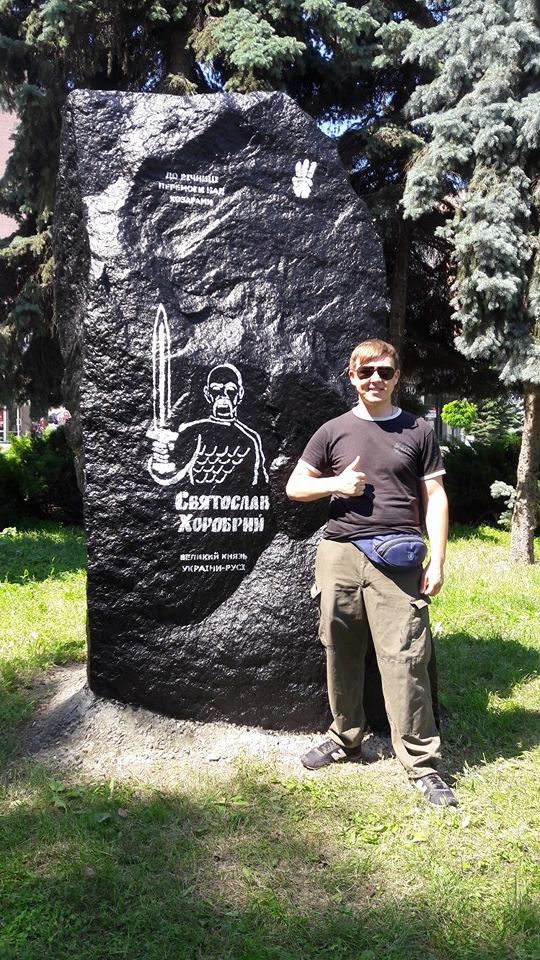 У Черкасах “вуличне мистецтво” перетворило покинутий камінь  на пам’ятний знак Святославу Хороброму