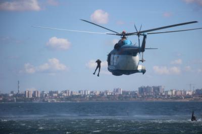 У рамках «Sea Breeze-2016» морські прикордонники десантувалися з гелікоптера у відкрите море