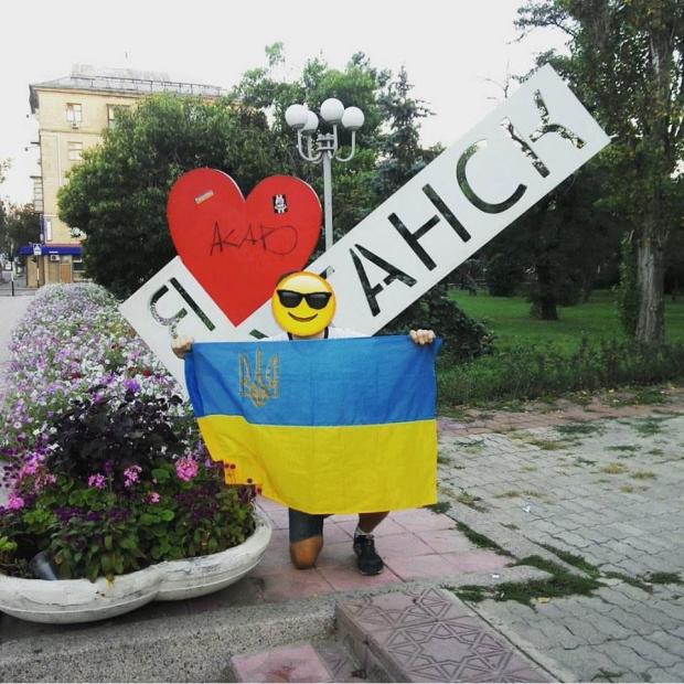 Головний поліцай “ЛНР” вилетить з посади з-за луганчанина з українським прапором у центрі окупованого міста?
