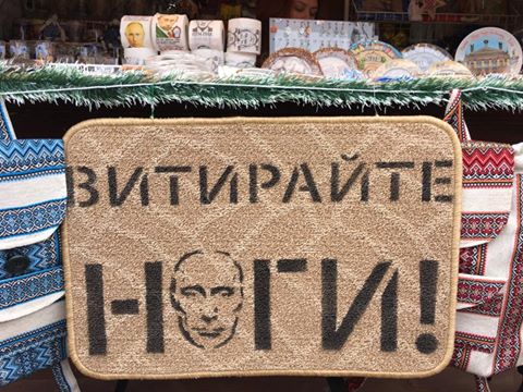 Російська журналістка у Львові “розрекламувала” туалетний папір з портретом Путіна і гральні карти “Підкидний москаль”
