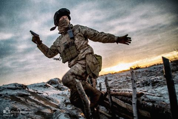 Боєць батальйону “Донбас” відтворив легендарне фото часів Другої світової