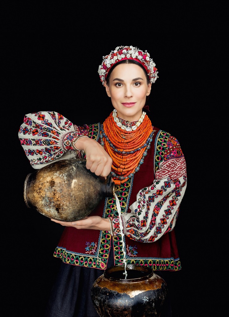 Для календаря благодійного проекту “Щирі” зірки шоу-бізнесу знялися в українських народних костюмах