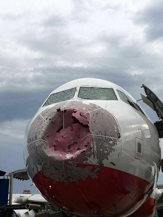Український пілот здійснив героїчну посадку літака в аеропорту Стамбула, попри ущент розбиту градом кабіну