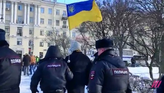 У російському Петербурзі поліція затримала учасника “Маршу Нємцова”, який ніс український прапор