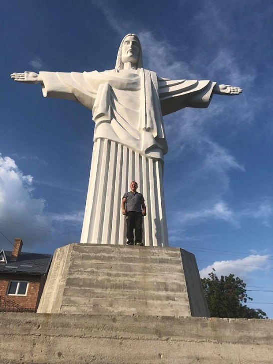 У Трускавці встановили 12-метрову статую Ісуса Христа