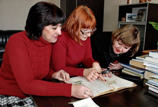 У Черкаському музеї виявили загадкову Книгу відгуків – зроблену з… порізаної старовинної карти