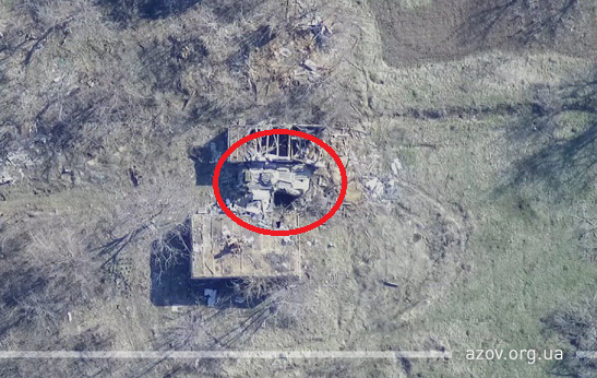 Українські безпілотники засікли на Світлодарській дузі ворожу БМП. Бійці полку “Азов” перетворили її на купу обгорілого металобрухту…