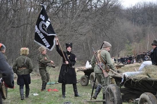 На фестивалі “Товмацький курінь” реконструктори відтворять сцену бою холодноярців