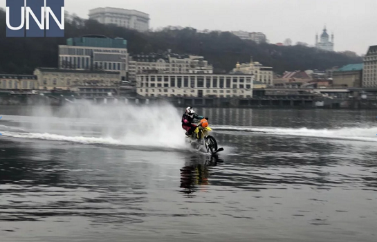 Незвичний рекорд: у Києві каскадер по воді перетнув Дніпро на “сухопутному” кросовому мотоциклі