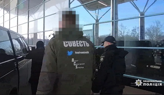 У Одесі поліція затримала зловмисника, який протаранив шлагбаум на мікроавтобусі й увірвався в аеропорт