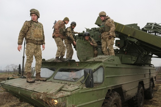 Тренування ЗСУ: розрахунки ЗРК “Оса” на Донбасі вправлялися у нанесенні ракетного удару
