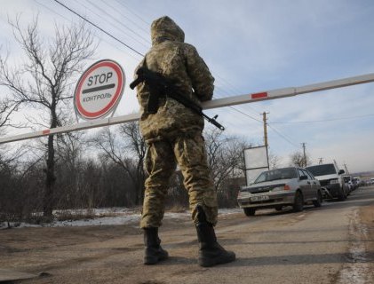На Донбасі тимчасово зупинено пропуск через лінію розмежування у зоні ООС