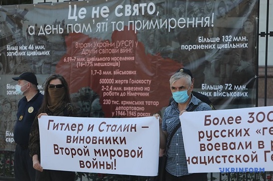 У Києві біля посольства РФ пройшла акція “Трагедія для світу – свято для Росії”