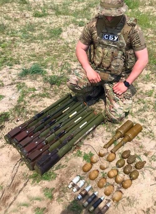 На Луганщині СБУ виявила схрон із зброєю проросійських терористів