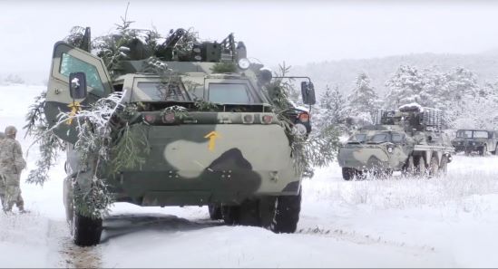Українська й американська бронетехніка відпрацьовують спільне ведення бойових дій на Combined Resolve XVI у засніженій Німеччині
