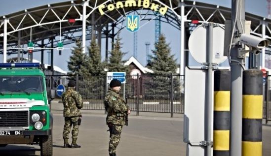На кордоні з Росією прикордонники затримали авто з мільйонами рублів і номерами “ДНР”