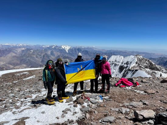 Альпіністи з України попри грози, град і штормовий вітер підкорили найвищу гору Америки і розгорнули на ній синьо-жовтий прапор