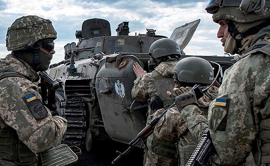 Соцопитування: більше половини українців готові стати до зброї у разі вторгнення Росії