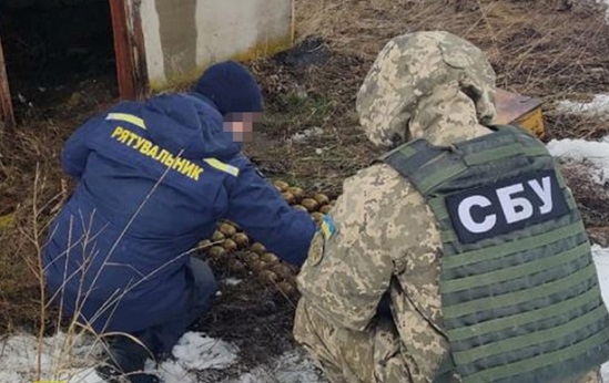 На Луганщині знайдено схрон із 75 гранатами РГД-5, прихованими терористами