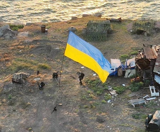 На визволений острів Зміїний повернувся український прапор