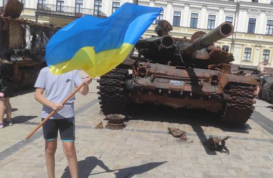 24 серпня у Берліні українці проведуть Парад свободи. В Києві – “парад” спаленої російської техніки