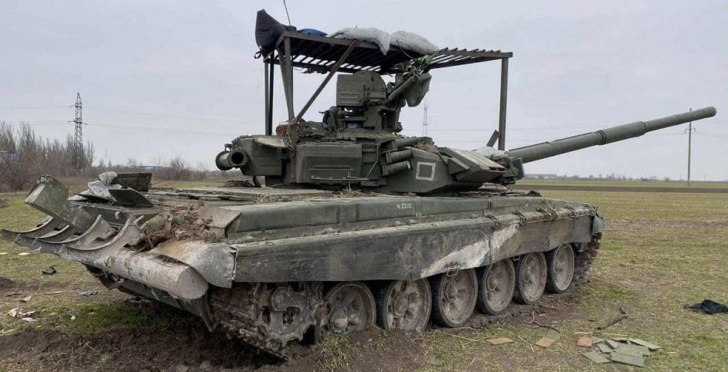 Росіяни спробували контратакувати на Харківщині – і… втікаючи від ЗСУ, “подарували” українцям два танки “Владімір”
