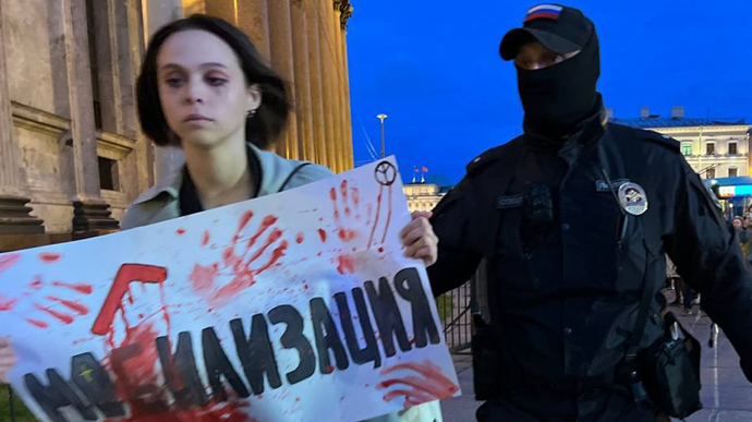 По всій росії пройшли мітинги проти путінської мобілізації. Затримано більше тисячі учасників протестів