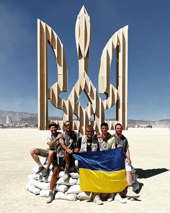На фестивалі незалежного мистецтва Burning Man у США створили величезну інсталяцію у вигляді українського Тризуба